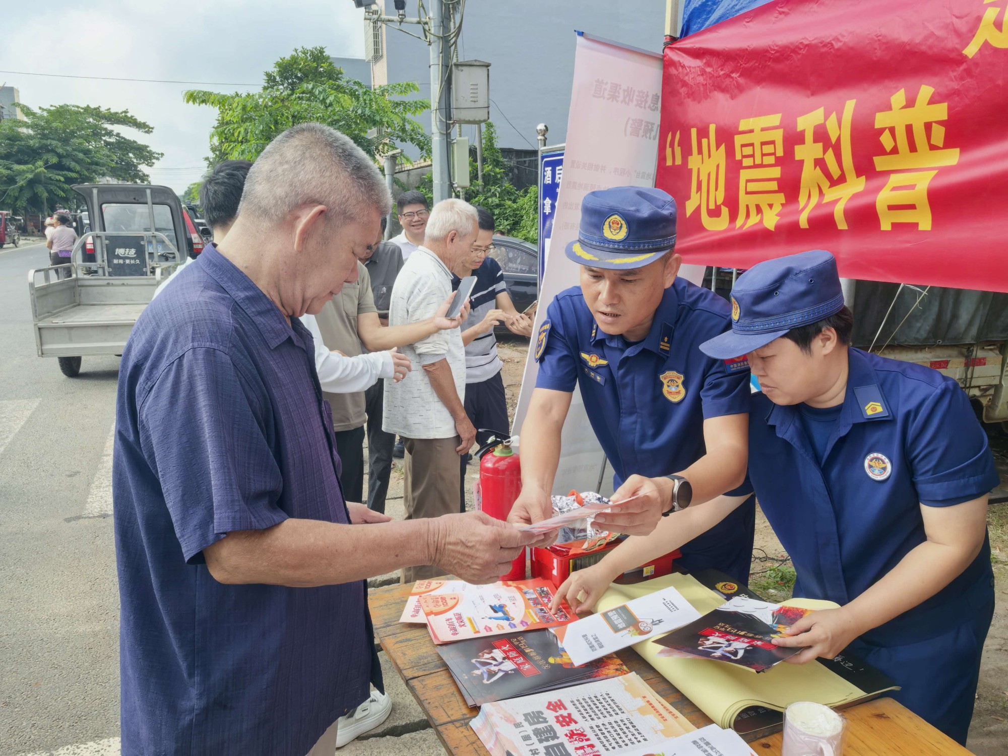 海南定安消防联合县应急局开展国际减灾日集中宣传活动