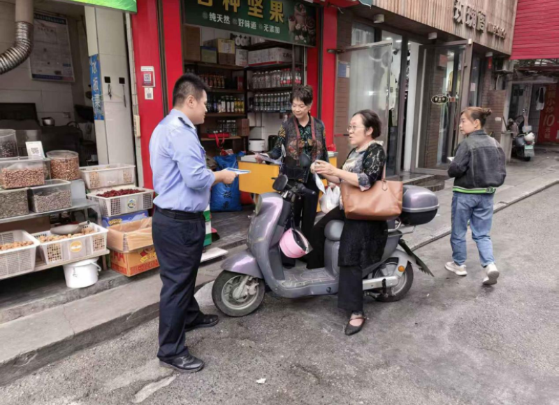 玄妙观社区开展沿街商铺精准反诈宣传