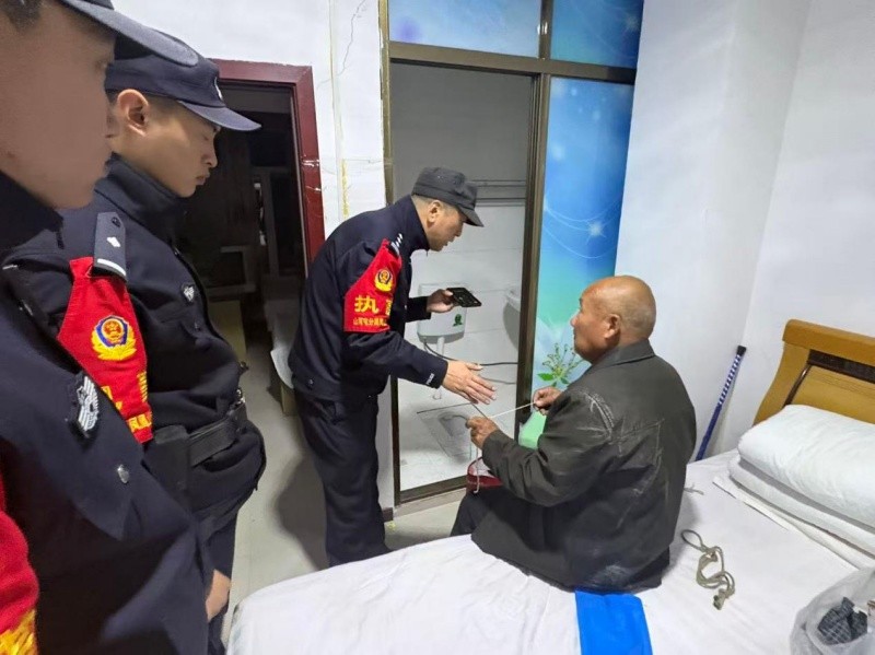 黑龙江林区公安：身无分文被困景区 民警暖心铺就返乡路