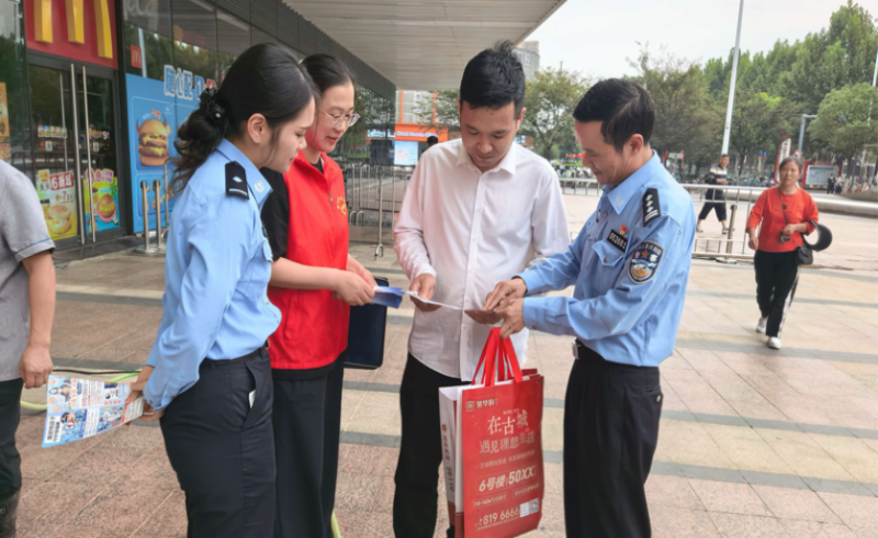 安心桥社区：反诈宣传进商圈，守好群众"钱袋子"