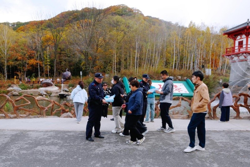 黑龙江省哈尔滨市公安局阿城分局依托热门景区开展扫黑除恶普法宣传