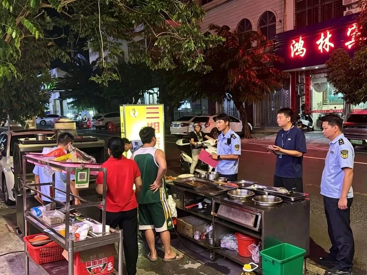 海南省儋州市综合行政执法局联合生态环境局夜间严查露天烧烤违法经营