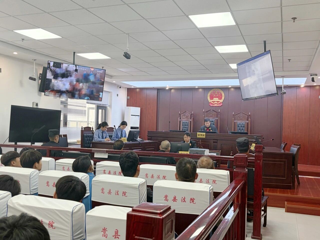 河南嵩县：法槌声声警少年 以案释法护成长