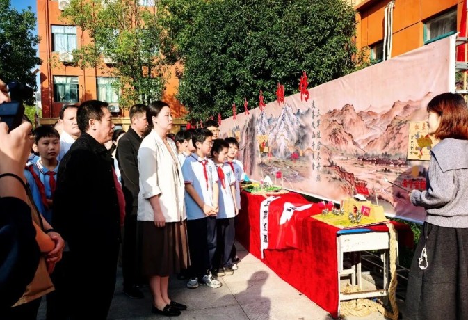河南邓州举行纪念中国工农红军长征胜利90周年暨少先队示范性入队仪式