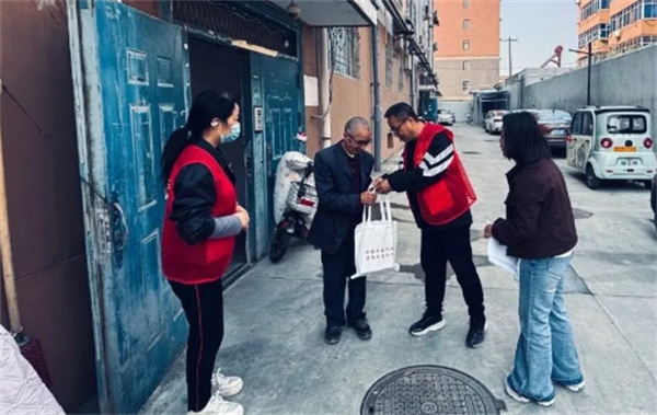 陕西省华阴市人民法院开展重阳节走访慰问暨法治宣传进社区活动
