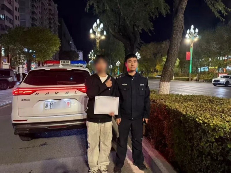 黑龙江省安达市公安局黎明派出所：学生不慎遗失物品，千方百计帮找回