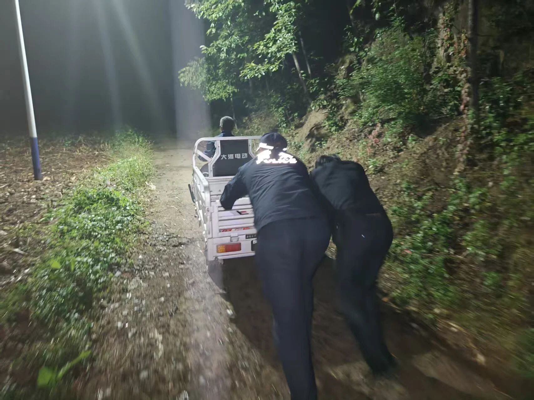夜幕下的河南省汝阳县十八盘乡：雨夜山路那抹“藏蓝”