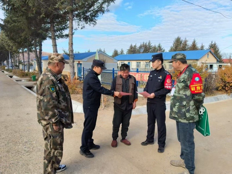 黑龙江省林区公安局鹤北分局四方山派出所开展野生东北虎安全预警入户宣传活动