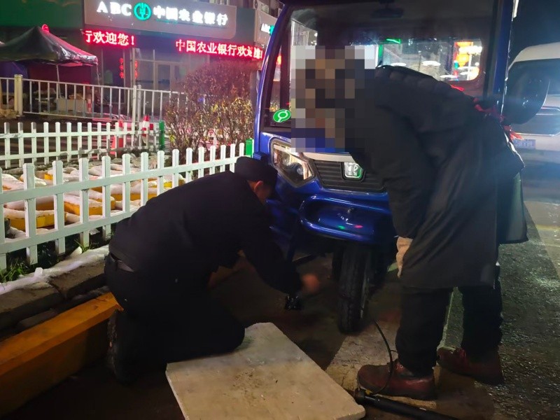 深夜车辆抛锚 黑龙江省大兴安岭地区塔河公安连续救助两名群众