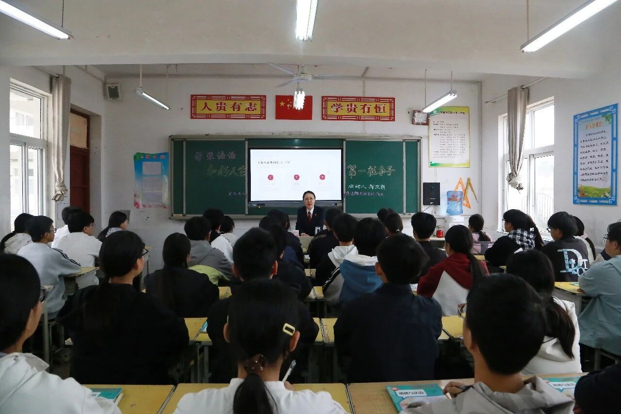 河南省宜阳县法院院长郏文慧到石陵一中讲授思政课