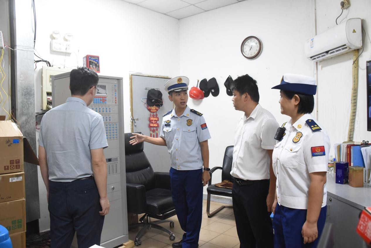 海口市龙华区多部门联动开展消防安全集中夜查行动 筑牢辖区夜间消防安全防线