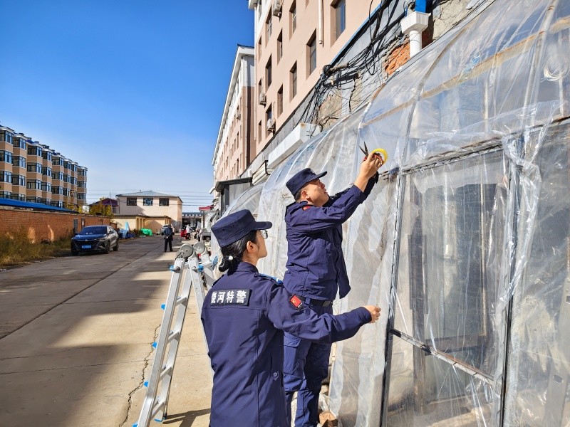 风雪守护暖人心 黑龙江省双鸭山市饶河公安巡特警暖心帮扶独居老人
