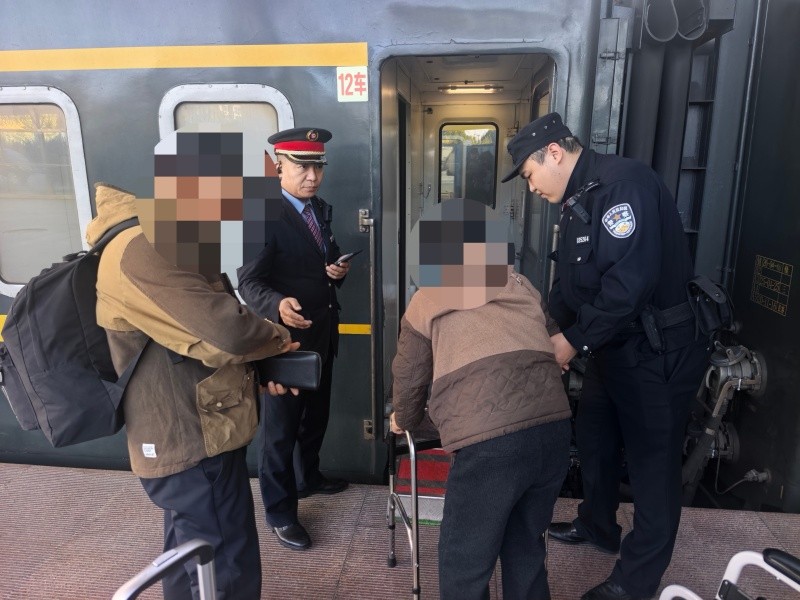 佳木斯铁警程郅烨、张书涛：接连帮扶特殊旅客 温暖出行路