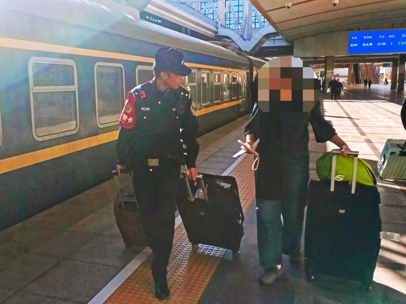 佳木斯铁警接二连三化解旅客出行难题获赞誉