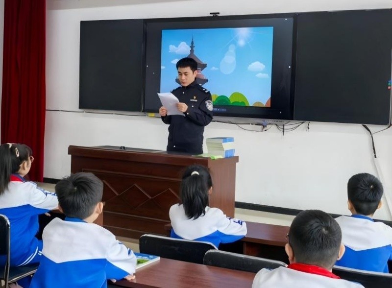 法治课堂开讲啦！黑龙江哈尔滨公安送上学生安全“成长锦囊”